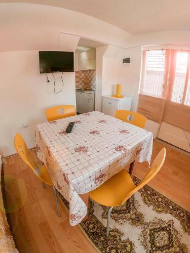 a dining room with a table and chairs at Apartmani Bubamara in Soko Banja