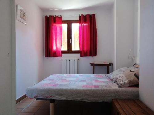 - une chambre avec un lit doté de rideaux roses et d'une fenêtre dans l'établissement T2 36 m2, RdC de villa, clim, gd jardin clos, animx ok, quartier Mt Faron très calme, wifi, parking, à Toulon