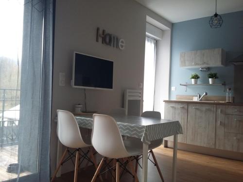 une salle à manger avec une table et des chaises blanches dans l'établissement APPARTEMENT T2 neuf ☆☆☆ proche ARGELES GAZOST, à Beaucens