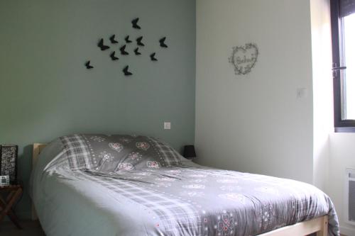 ein Schlafzimmer mit einem Bett mit Vögeln an der Wand in der Unterkunft APPARTEMENT T2 neuf ☆☆☆ proche ARGELES GAZOST in Beaucens