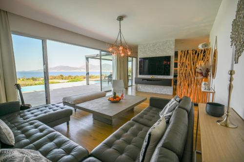 un salon avec un canapé et une table dans l'établissement GIULIA, Villa d'exception, Piscine vue mer - Porticcio, à Porticcio