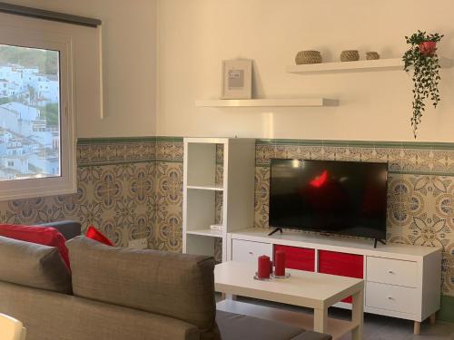Il comprend un salon doté d'un canapé et d'une télévision à écran plat. dans l'établissement El Balcón de la Roca, à Setenil de las Bodegas
