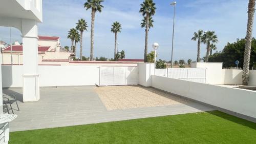 Un balcón o terraza de Paraíso del Sol en Cdad Quesada con Piscina y AC - Alba 121