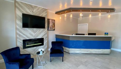 Μια τηλεόραση ή/και κέντρο ψυχαγωγίας στο SureStay Hotel by Best Western Santa Cruz