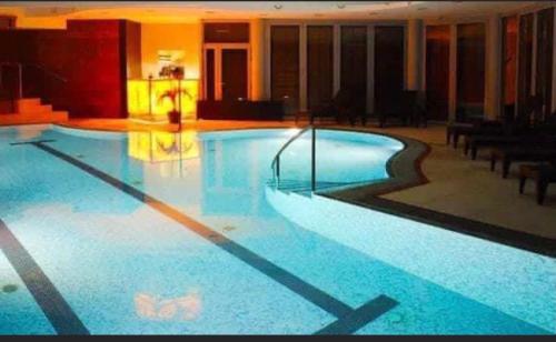 una gran piscina en un hotel en Apartament Morski MALOVES, en Władysławowo