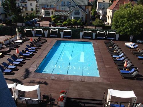 una gran piscina con tumbonas y sombrillas en Apartament Morski MALOVES, en Władysławowo