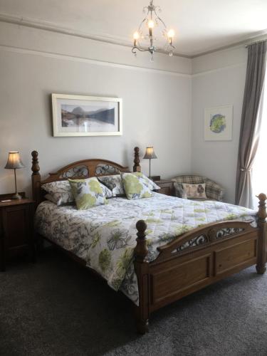 um quarto com uma cama e um lustre em Cookshayes Country Guest House em Moretonhampstead