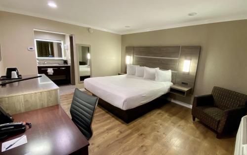 Ένα ή περισσότερα κρεβάτια σε δωμάτιο στο SureStay Hotel by Best Western Santa Cruz
