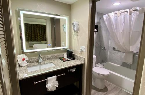Ένα μπάνιο στο SureStay Hotel by Best Western Santa Cruz