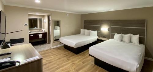 Ένα ή περισσότερα κρεβάτια σε δωμάτιο στο SureStay Hotel by Best Western Santa Cruz