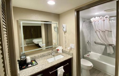 Ένα μπάνιο στο SureStay Hotel by Best Western Santa Cruz