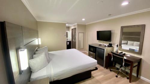 Ένα ή περισσότερα κρεβάτια σε δωμάτιο στο SureStay Hotel by Best Western Santa Cruz
