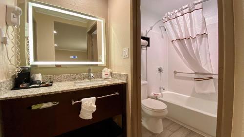 Ένα μπάνιο στο SureStay Hotel by Best Western Santa Cruz