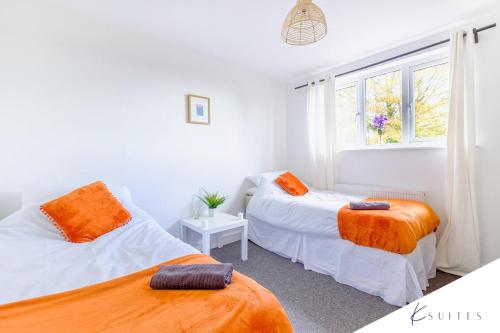 1 dormitorio con 2 camas y ventana en K Suites - Bristol Filton, en Bristol