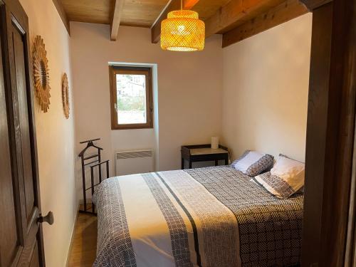 Een bed of bedden in een kamer bij Belle maison de montagne proche Ajaccio