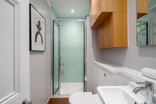 A bathroom at 5 Doughty Street