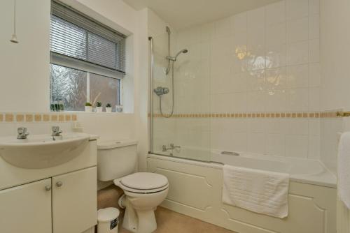 een badkamer met een toilet, een wastafel en een bad bij K Suites - Duke St Bridgwater in Bridgwater