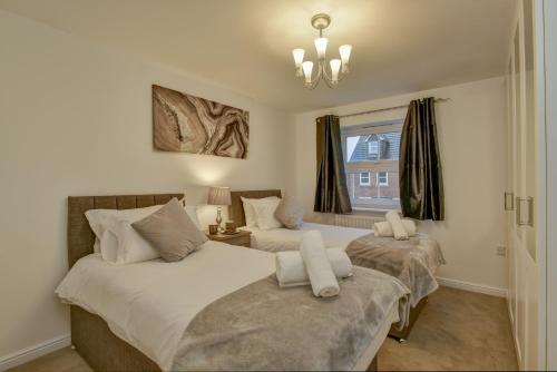 1 dormitorio con 2 camas y ventana en K Suites - Duke St Bridgwater, en Bridgwater