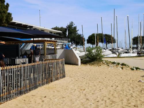 een hek voor een jachthaven met boten bij Camping 4 etoiles Cap Soleil Oleron in La Bétaudière