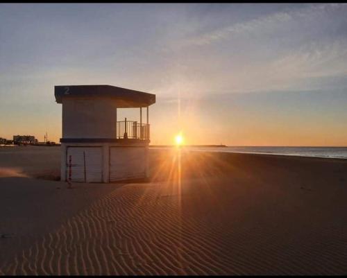 une petite station de sauvetage sur la plage au coucher du soleil dans l'établissement Appartement entièrement refait à neuf à 150 m de la plage, à Narbonne-Plage