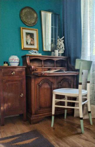 an old wooden desk with a chair and a mirror at Le Stanze di Matilde in Crevalcore