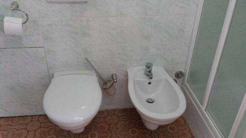 a bathroom with a toilet and a sink at Hotel Mirabeau in Bellagio
