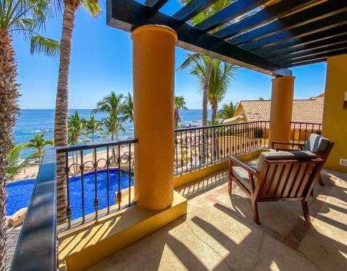 Elle comprend un balcon offrant une vue sur l'océan. dans l'établissement Grand Fiesta Americana Los Cabos All Inclusive Golf & Spa, à Cabo San Lucas