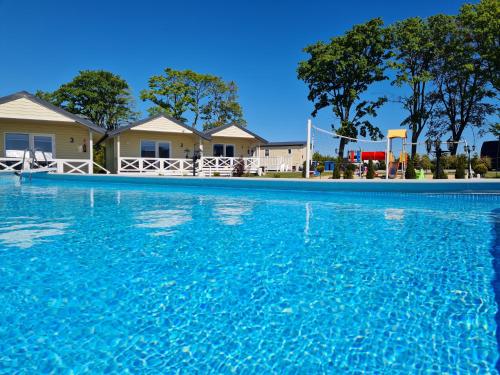 サルビノボにあるHoliday Camp Sarbinowoの家の前の青い水のスイミングプール