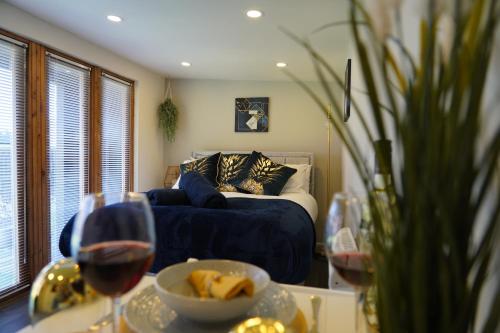 sala de estar con sofá y mesa con copas de vino en Cosy 1 bed Garden Lodge Close to Nottingham City Centre en Nottingham