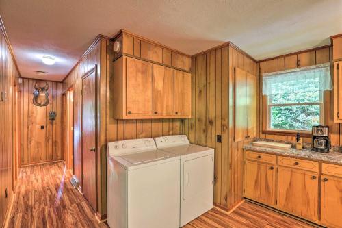 Ванна кімната в Charming Blue Ridge Mtn Cottage about 4 Mi to Hiking!