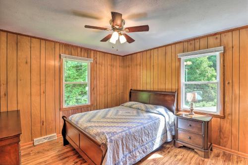 Ліжко або ліжка в номері Charming Blue Ridge Mtn Cottage about 4 Mi to Hiking!