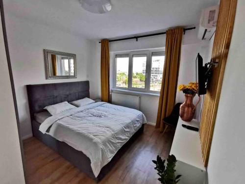 a bedroom with a large bed and a window at Lovely 3-bedroom apartment in the city center in Timişoara