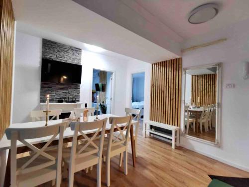 Televiisor ja/või meelelahutuskeskus majutusasutuses Lovely 3-bedroom apartment in the city center