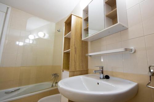 La salle de bains est pourvue d'un lavabo, de toilettes et d'une baignoire. dans l'établissement MEQUEDO AVENIDA ZARAGOZA, à Alcañiz