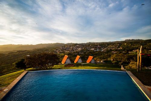 una piscina con vistas a la ciudad en Villa de los Vientos, en Cuetzalán del Progreso