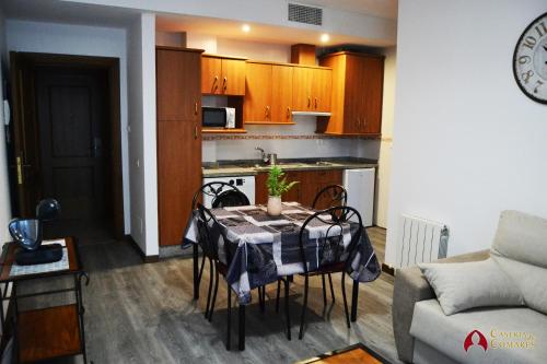 una pequeña cocina con mesa y comedor en Caseria de Comares Apartments 104 en Granada