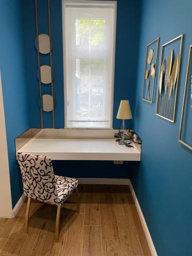 escritorio en una habitación con ventana y silla en Opulence luxury spa suite - private access to beach in Opatija en Opatija