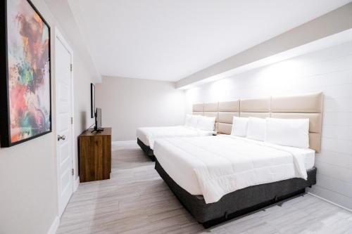 2 camas en una habitación con paredes blancas en 300 Tenth, en Myrtle Beach