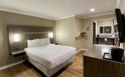 Una cama o camas en una habitación de SureStay Hotel by Best Western Santa Cruz