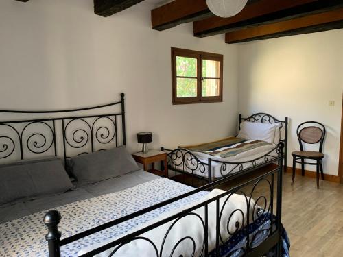 Ліжко або ліжка в номері Spacious apartment in a charming, tranquil village