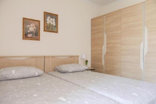 1 dormitorio con 1 cama y 2 cuadros en la pared en Anthoulas house, en Káto Lekhónia