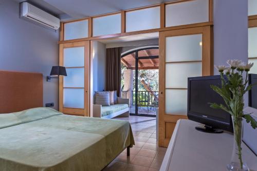 Postel nebo postele na pokoji v ubytování Aeolos Beach Resort