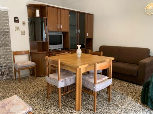 salon z drewnianym stołem i kanapą w obiekcie Casa Naneta w mieście San Martino in Pensilis