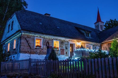 an old house with christmas lights on it at Kamenný dům Bezdědice-Máchův kraj in Bezdědice