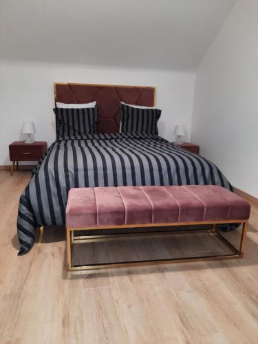 - une chambre avec un grand lit et un banc rouge dans l'établissement Luxury suites maladiere 1, à Dijon