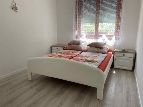 En eller flere senge i et værelse på Apartment in Balatonbereny - Balaton 18046