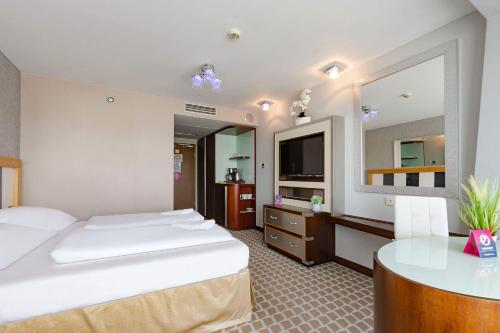 um quarto de hotel com uma cama e uma mesa em VacationClub - Marine Hotel Apartament 214 em Colberga