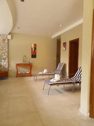 a living room with two chairs and a fireplace at Arena de mar depto K in Mar de las Pampas