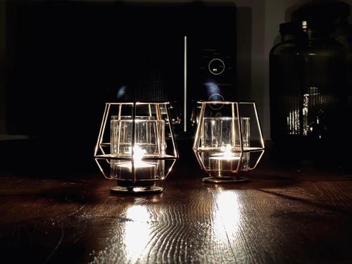 two lights sitting on top of a wooden table at APPT LANTON PLAGE - PORT 6 Voyageurs in Lanton
