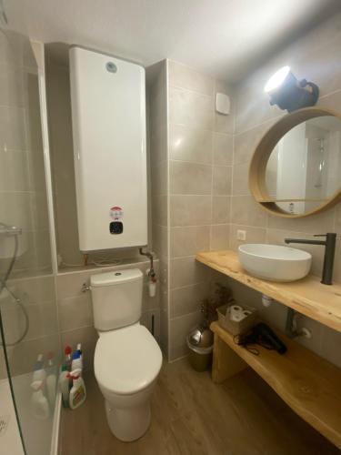 Koupelna v ubytování Appt chaleureux 2 - 4 personnes au pied des pistes - draps et linges de toilette non fournis - ménage non inclus